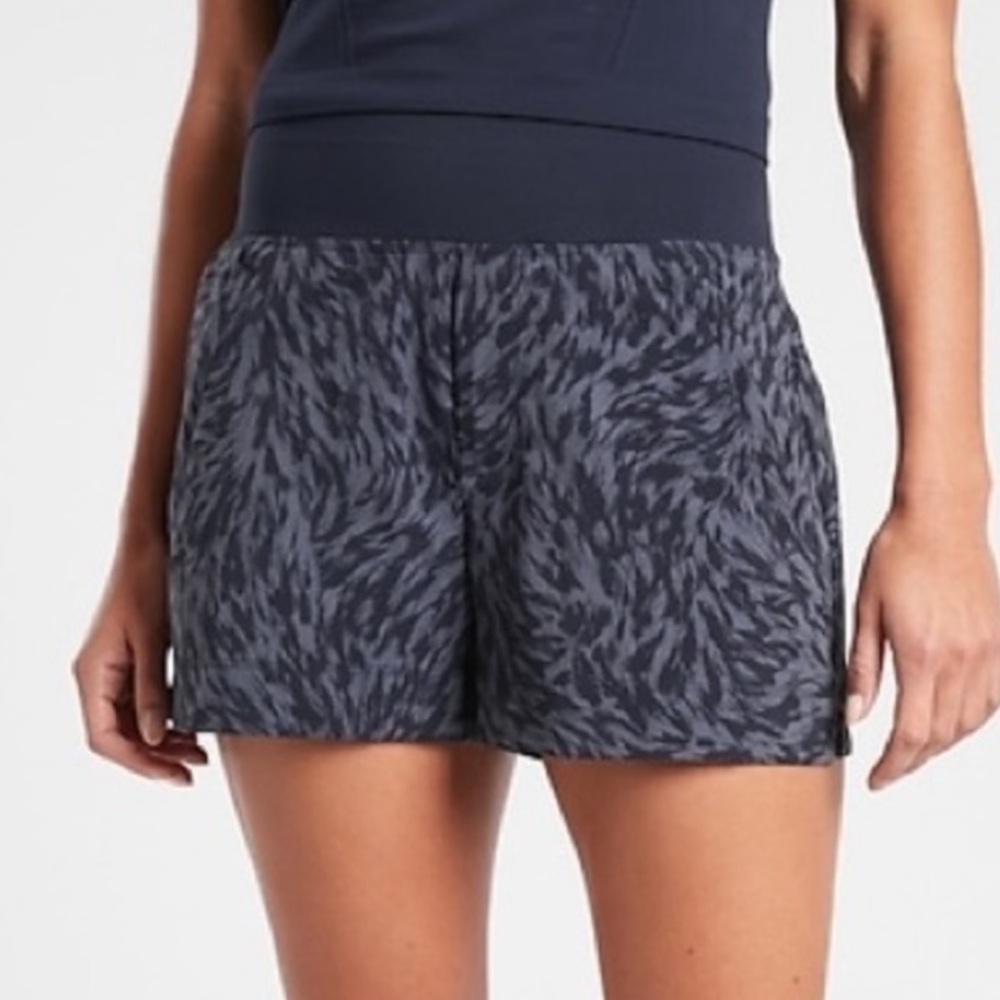 Athleta Trekkie Blue Patterned Athletic Shorts zipper Pockets Comfort Size 2
